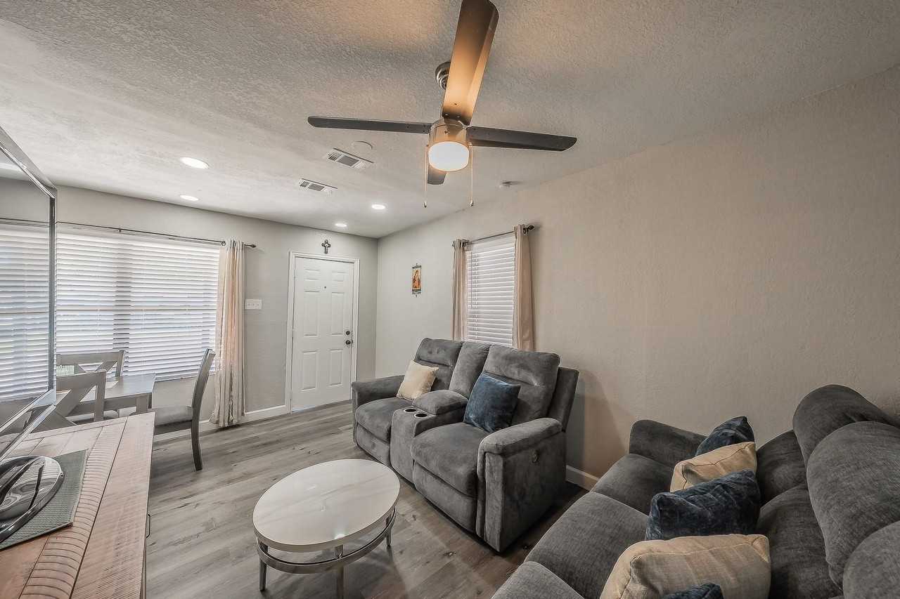 4506 Roberts Ave - Photo 4 of 15