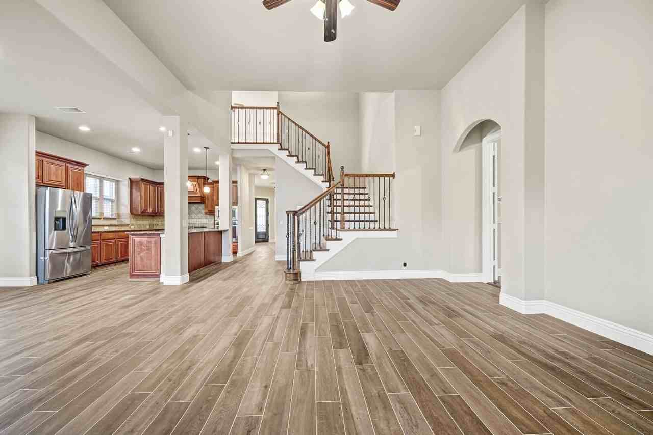 2412 Kemerton - Photo 4 of 22