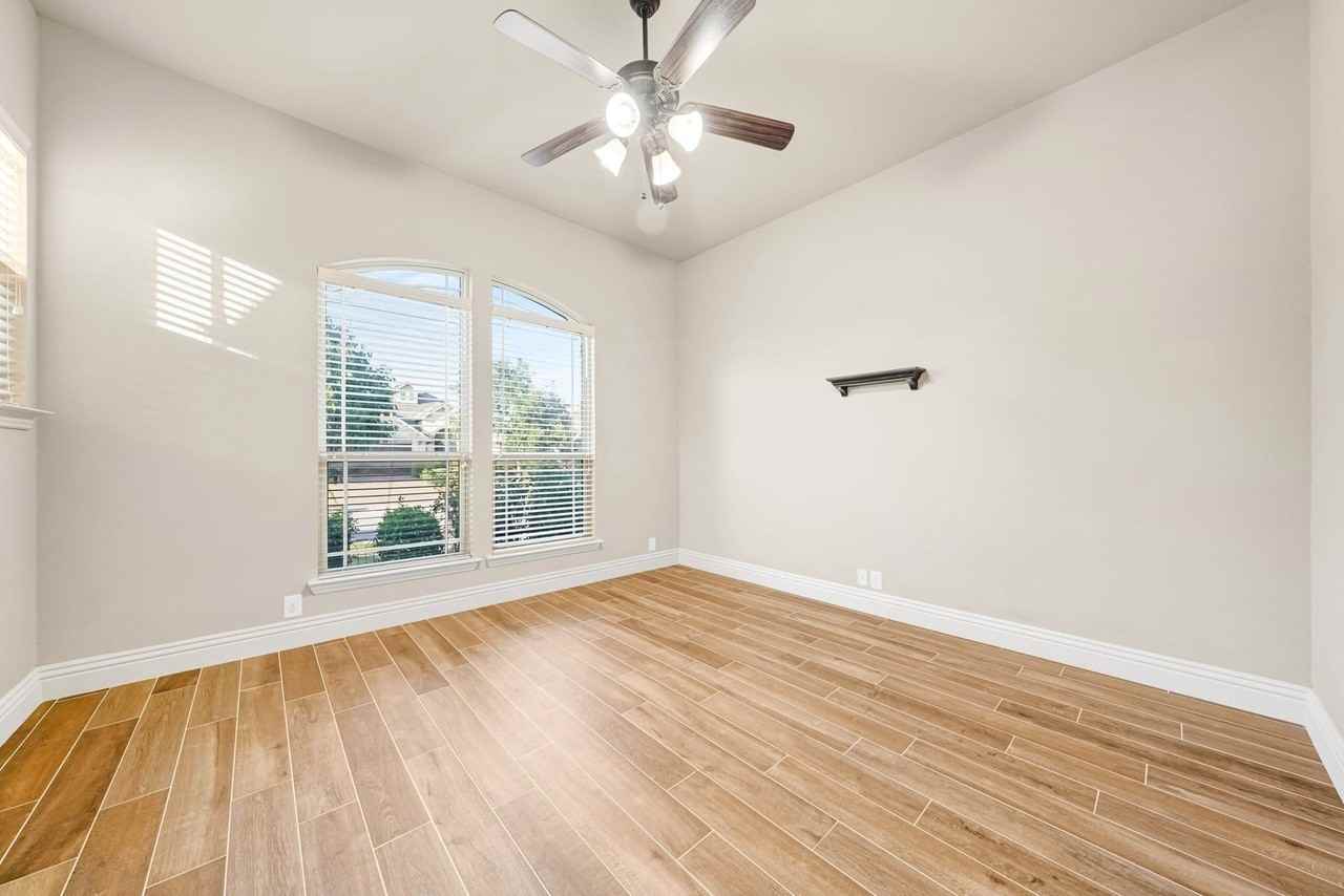 2412 Kemerton - Photo 5 of 22