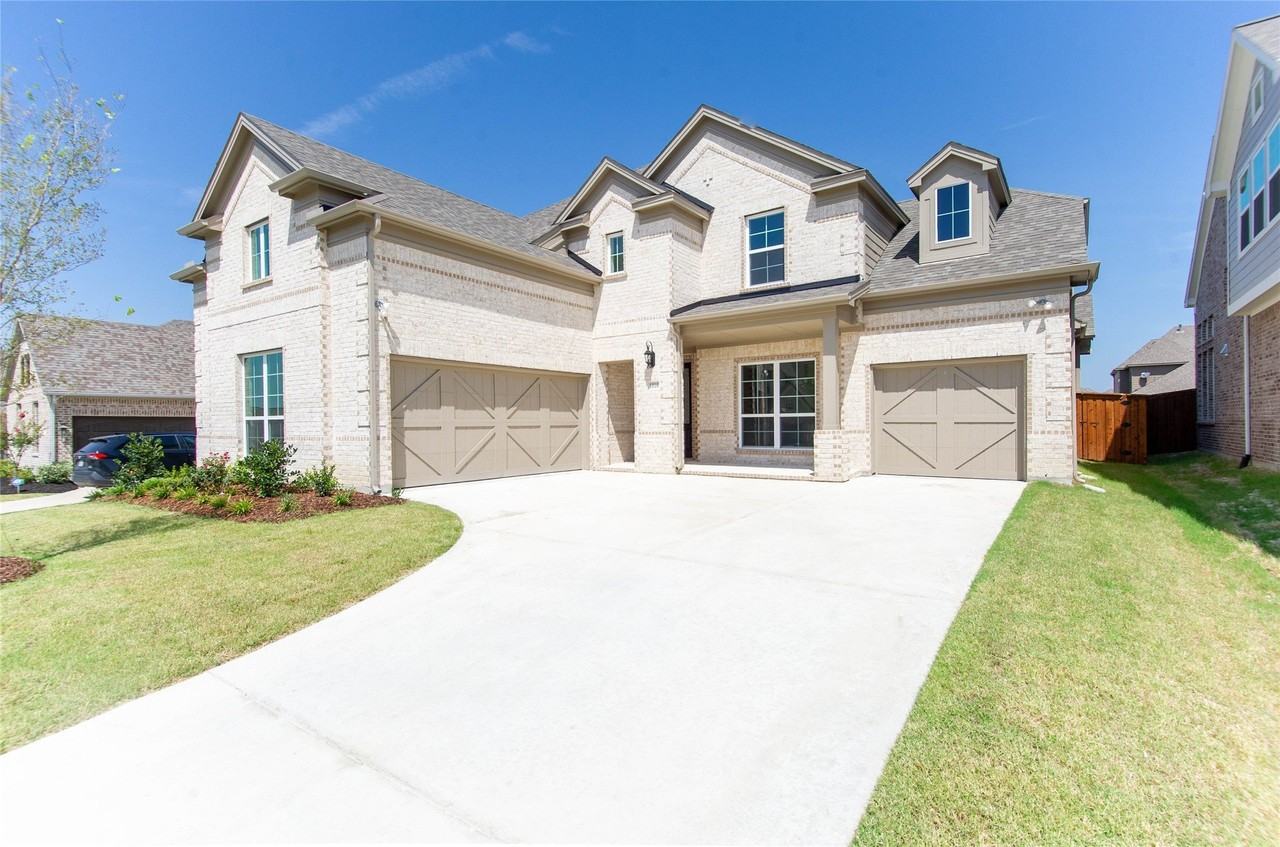 1010 Hunters Creek Dr - Photo 2 of 30