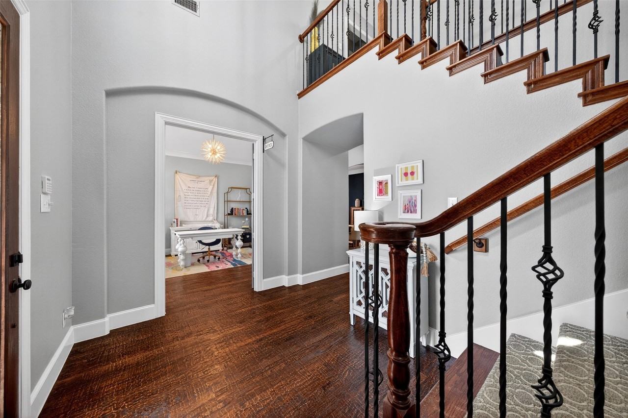 301 Foxcroft Ln - Photo 6 of 40