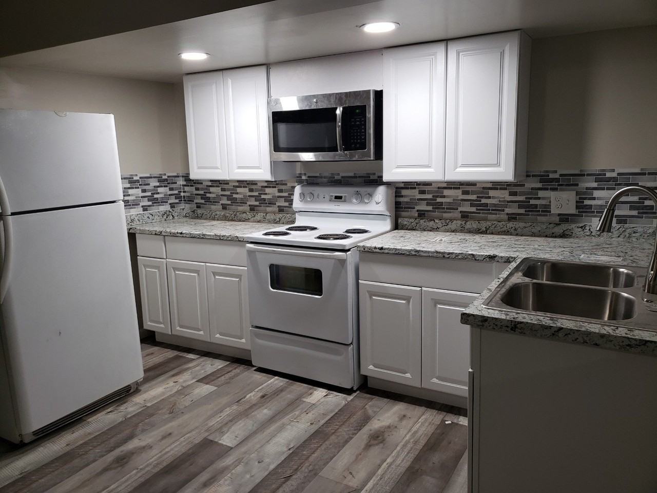 108 W Monterey St #B - Photo 2 of 16