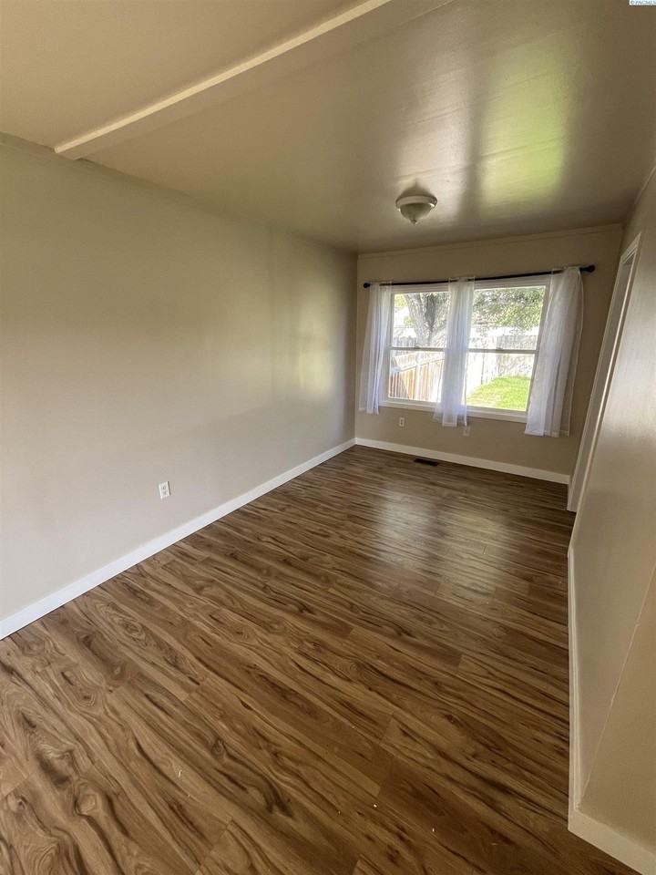 222 Casey Ave - Photo 4 of 26