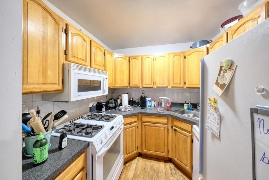 583 Warren St - Photo 4 of 10