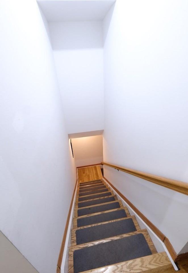 583 Warren St - Photo 5 of 10