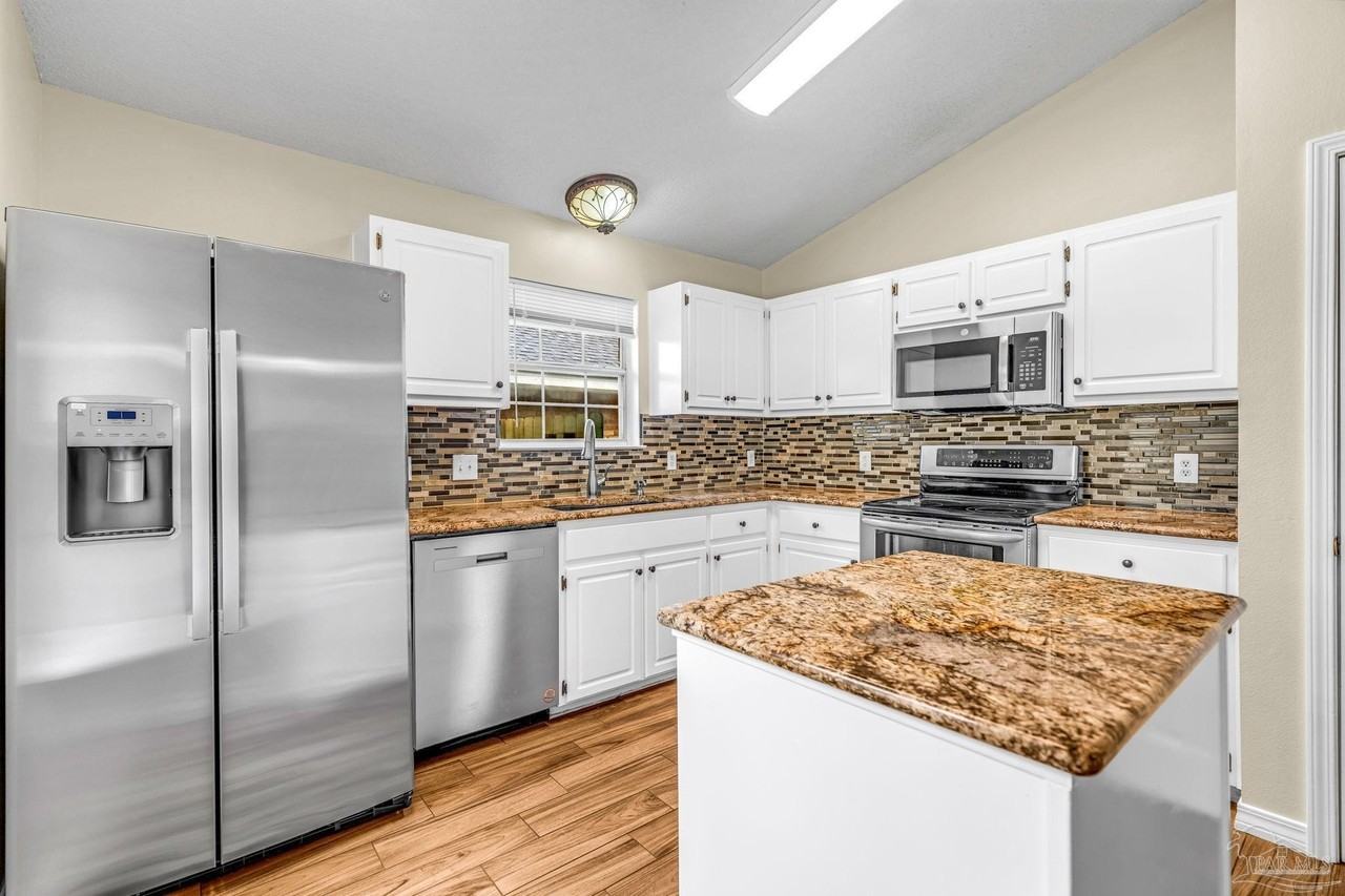 21 Easton St - Photo 3 of 25