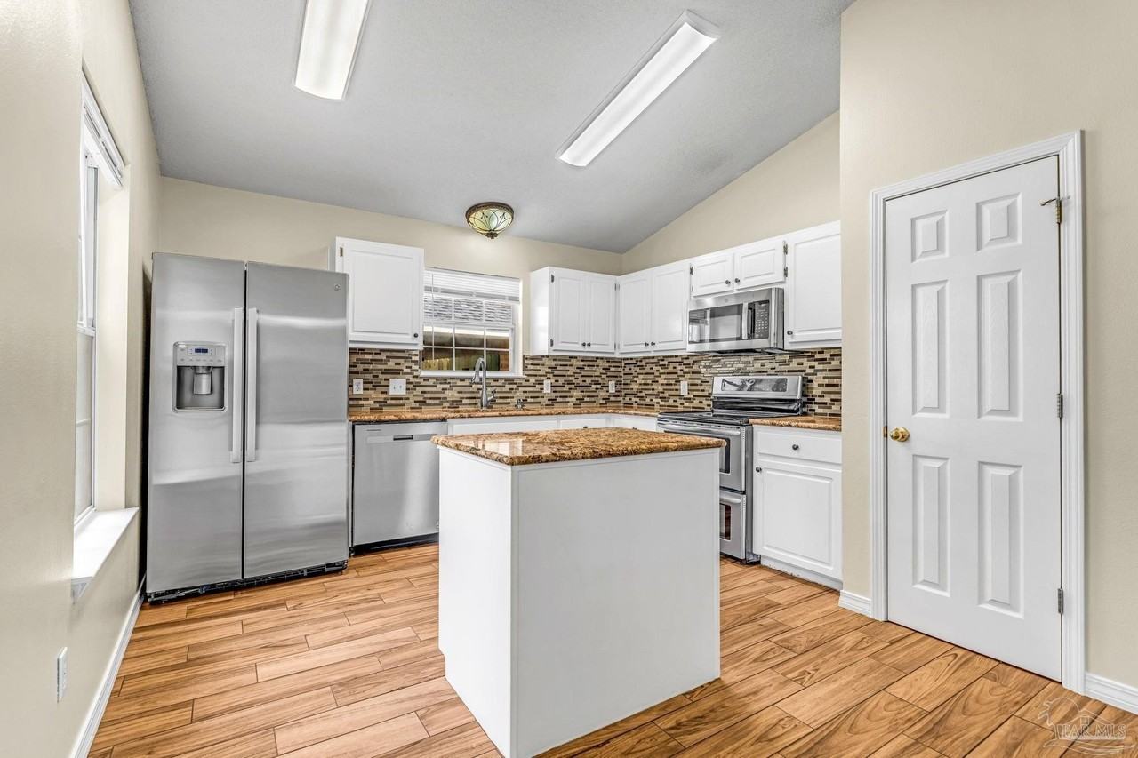 21 Easton St - Photo 4 of 25