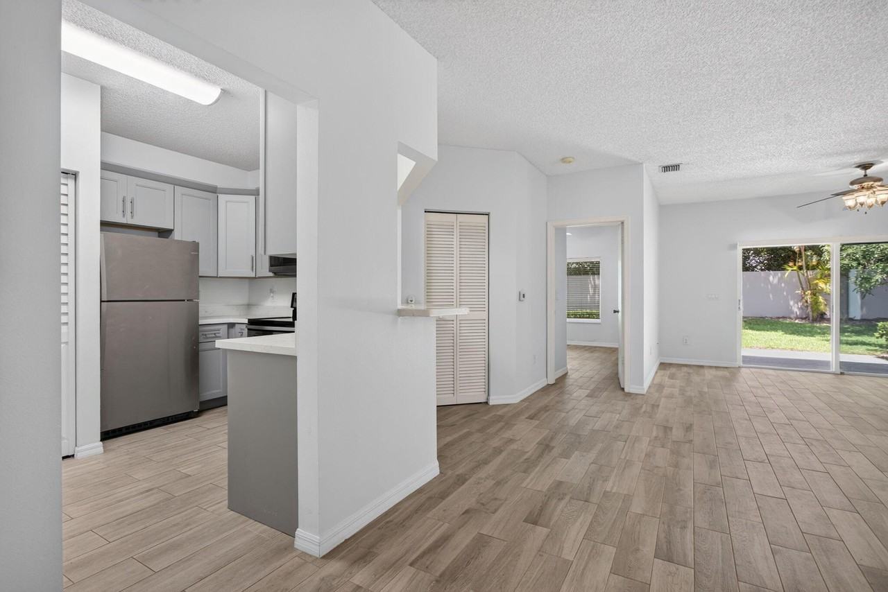 1263 Sw 48th Ter - Photo 5 of 41