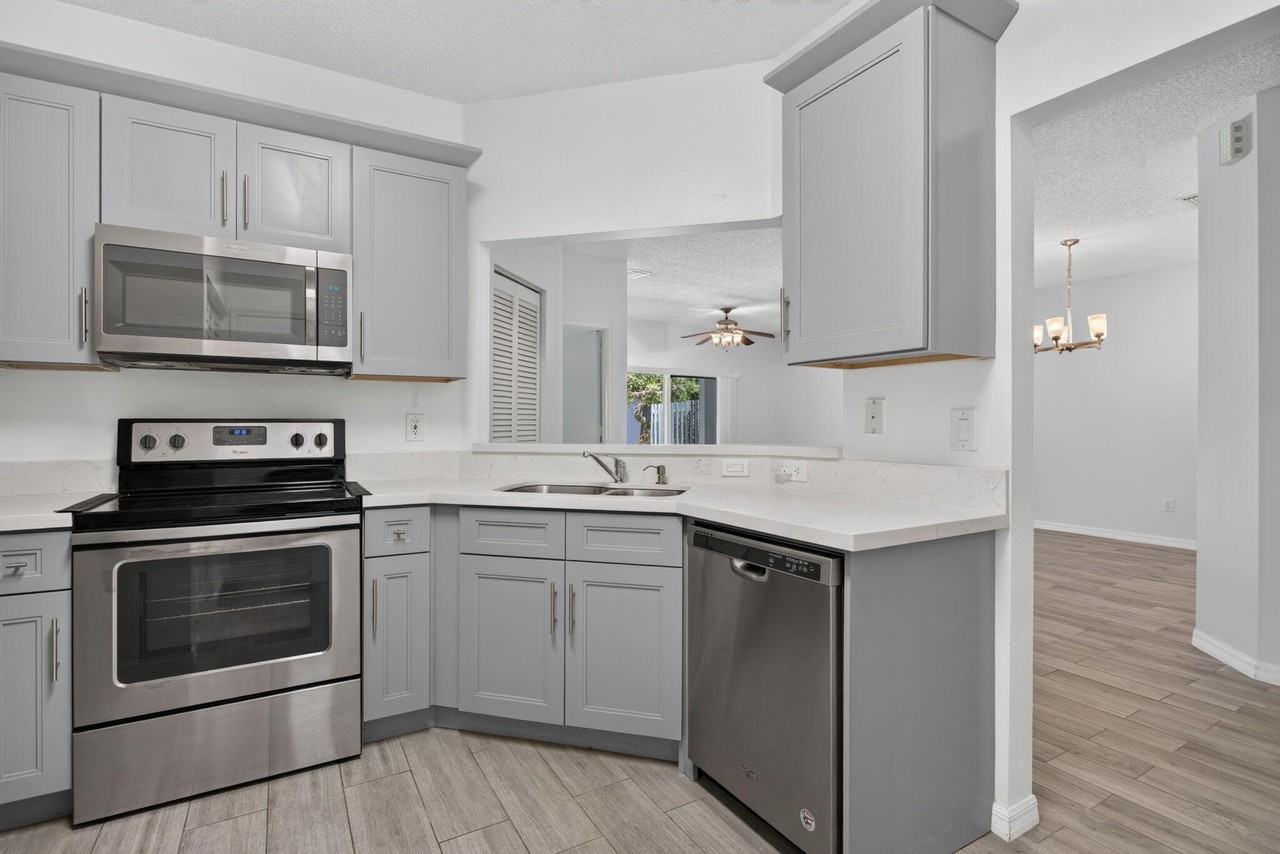 1263 Sw 48th Ter - Photo 6 of 41