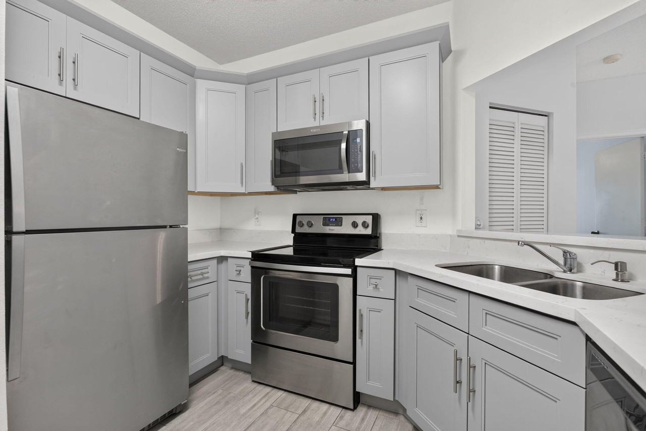 1263 Sw 48th Ter - Photo 7 of 41