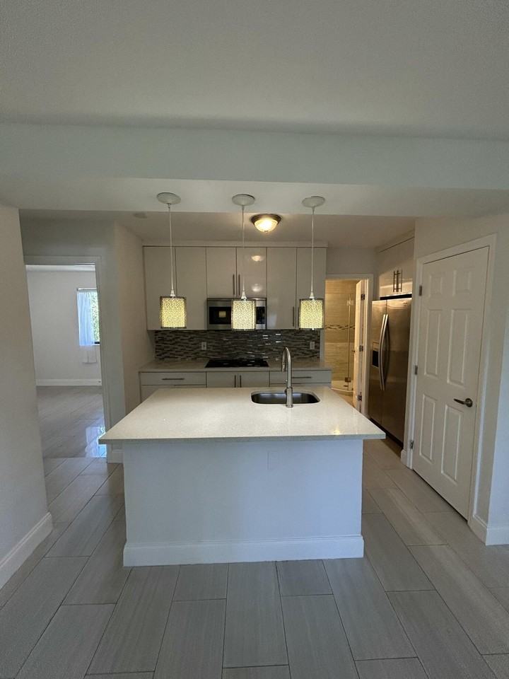 918 Ne 15th Ave #4 - Photo 2 of 14