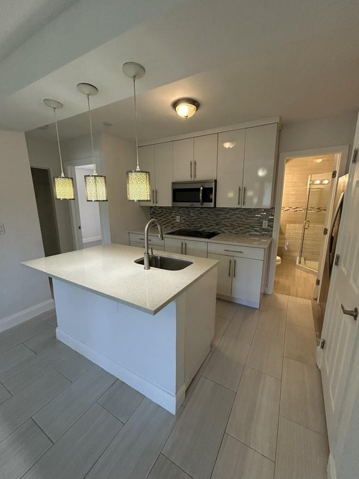 918 Ne 15th Ave #4 - Photo 3 of 14