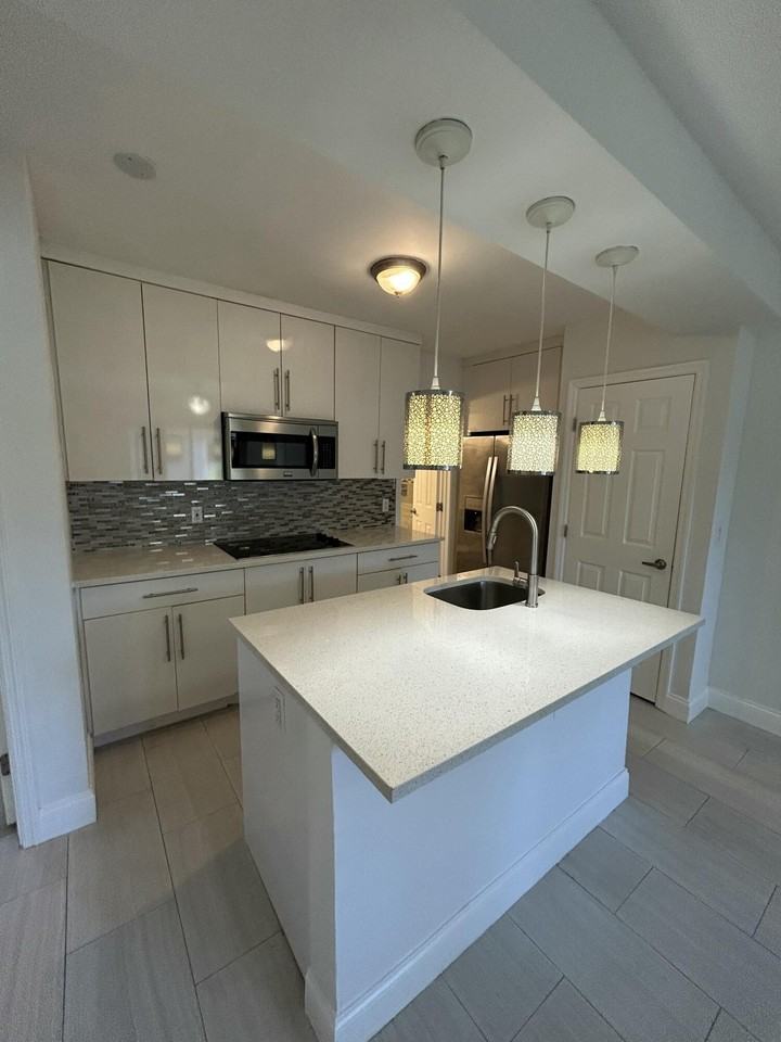 918 Ne 15th Ave #4 - Photo 4 of 14