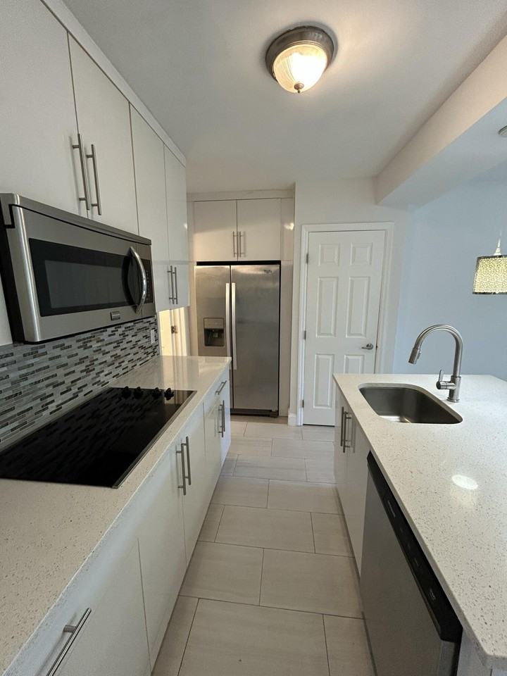 918 Ne 15th Ave #4 - Photo 5 of 14