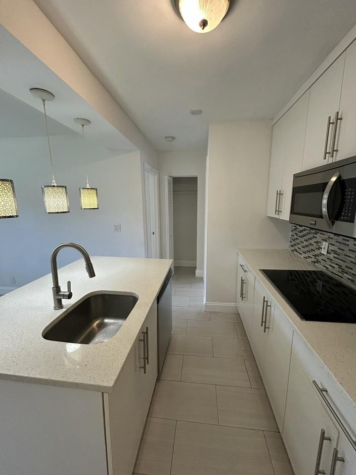 918 Ne 15th Ave #4 - Photo 7 of 14