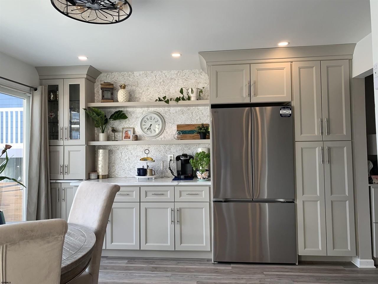 144 N Derby Ave - Photo 3 of 21