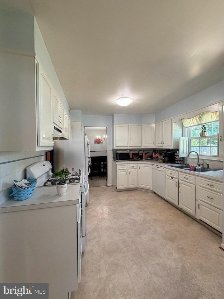 2732 Alfred Cir - Photo 7 of 44