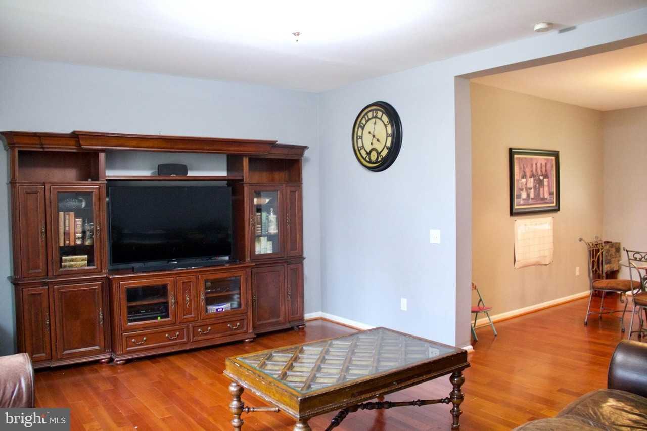 11601 Warren Ln - Photo 4 of 47