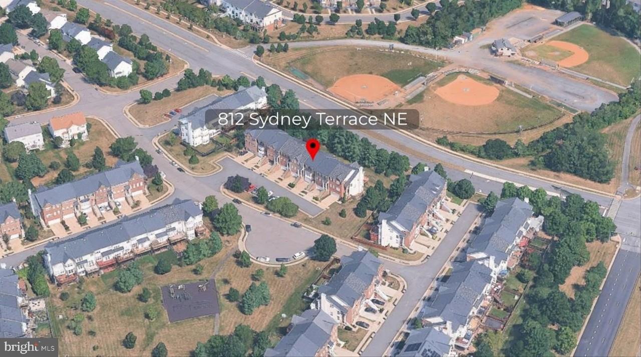 812 Sydney Ter Ne - Photo 3 of 48