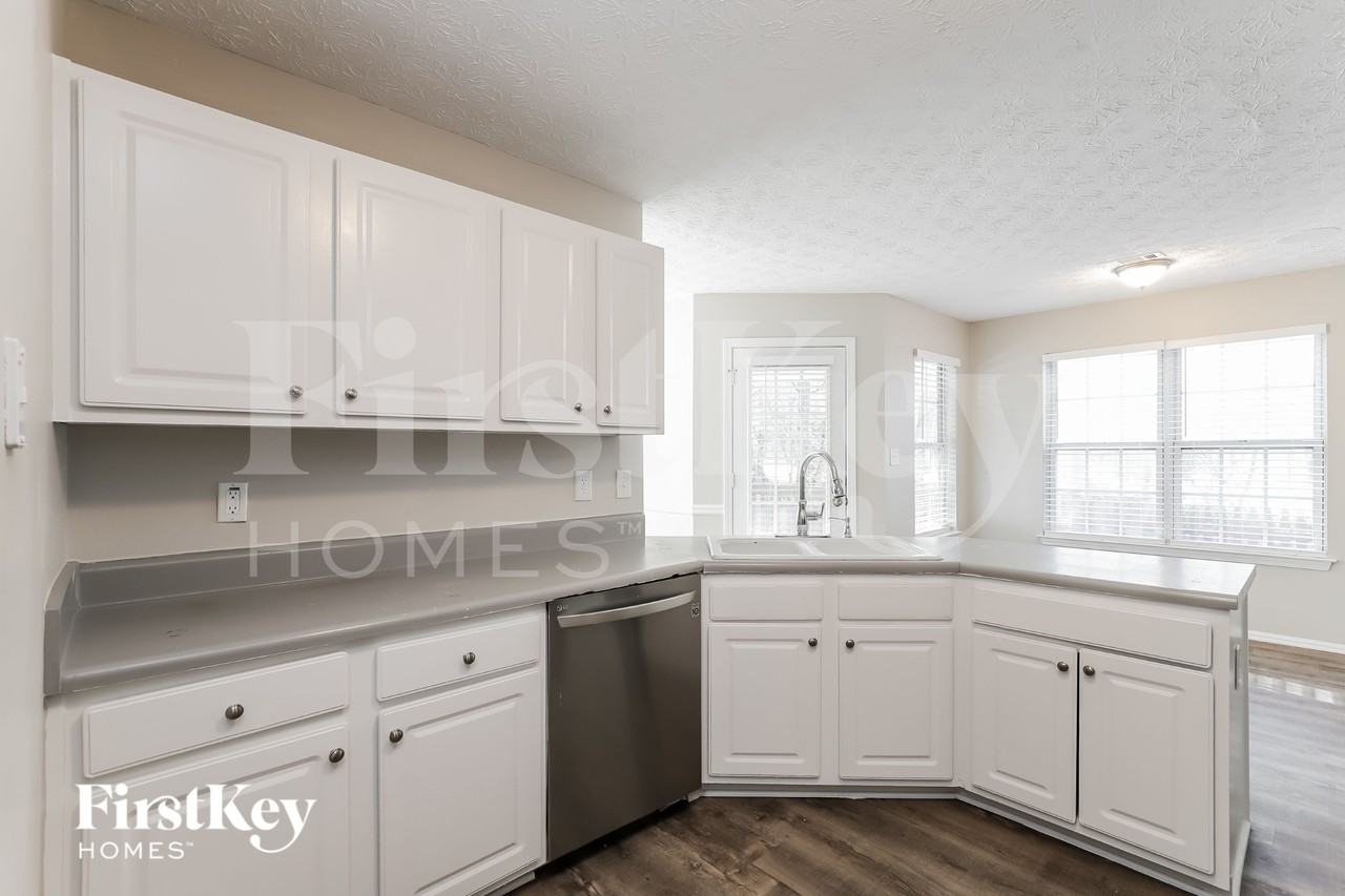 5321 Regency Lake Ct - Photo 6 of 15