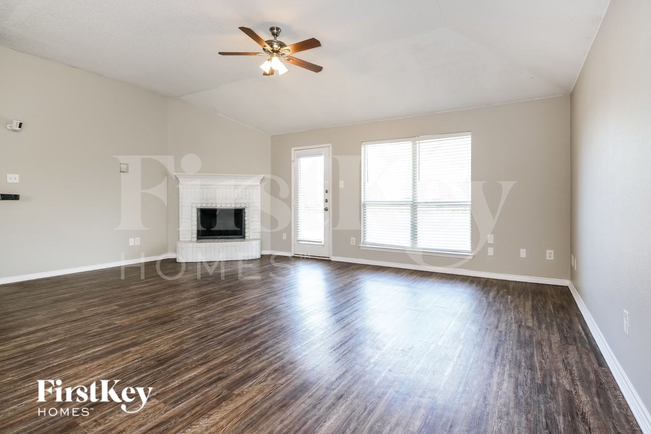 8128 Modesto Dr - Photo 3 of 16