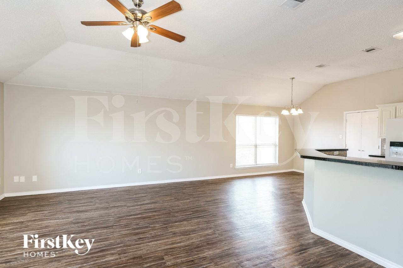 8128 Modesto Dr - Photo 4 of 16