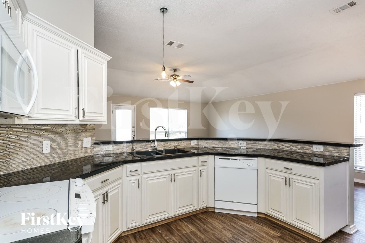 8128 Modesto Dr - Photo 5 of 16