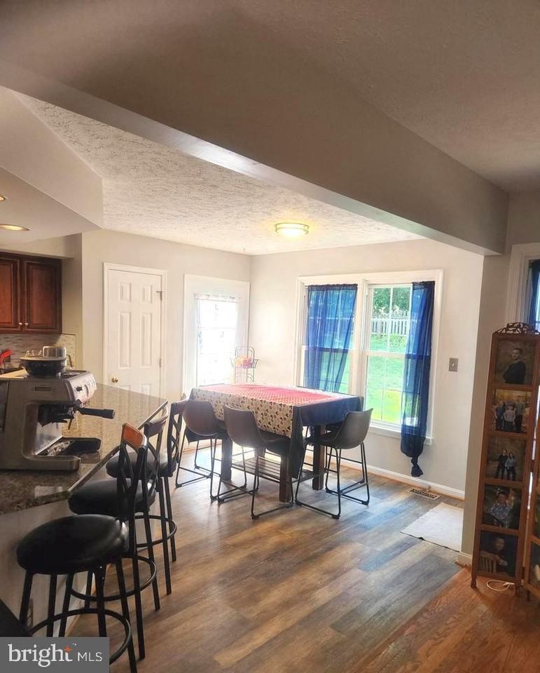 4317 Amelia Dr - Photo 5 of 17