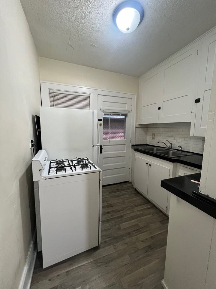1137 44th St #4 - Photo 4 of 13
