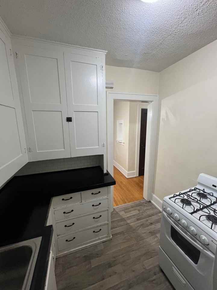 1137 44th St #4 - Photo 5 of 13