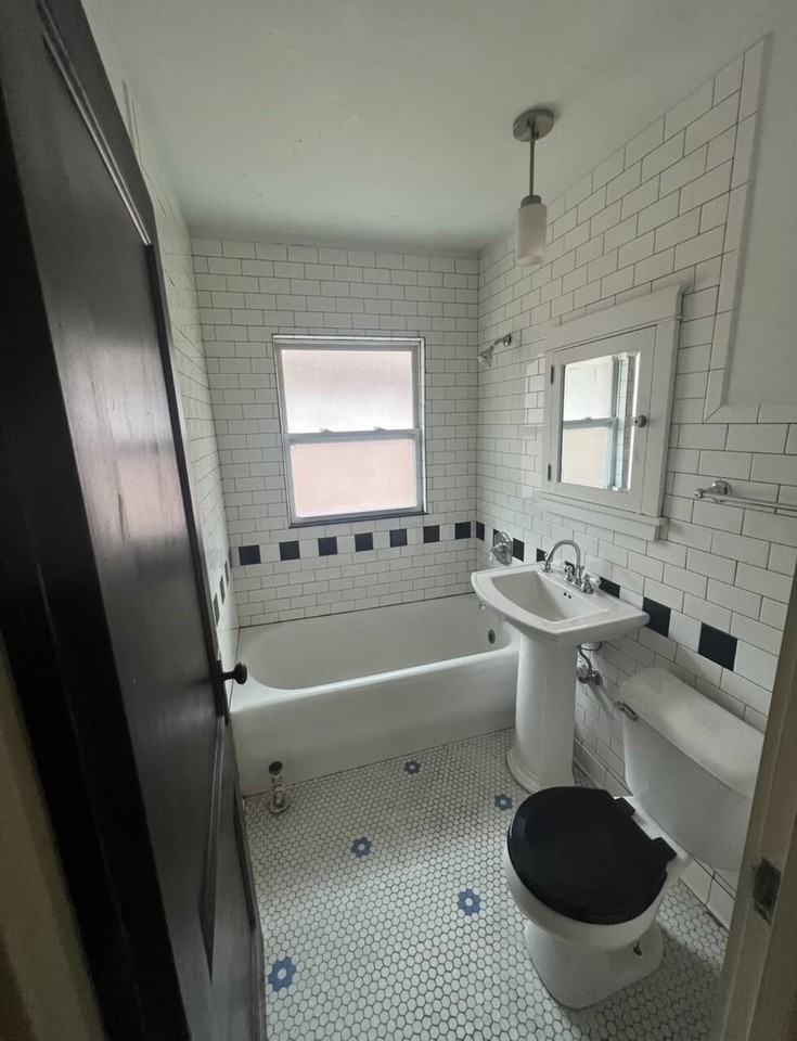 1137 44th St #4 - Photo 6 of 13