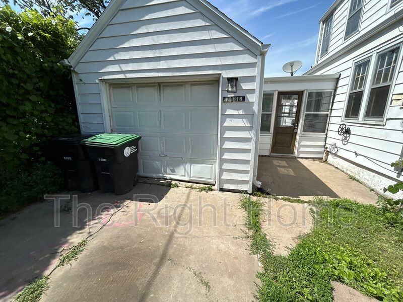 2886 Martin Ave - Photo 2 of 15
