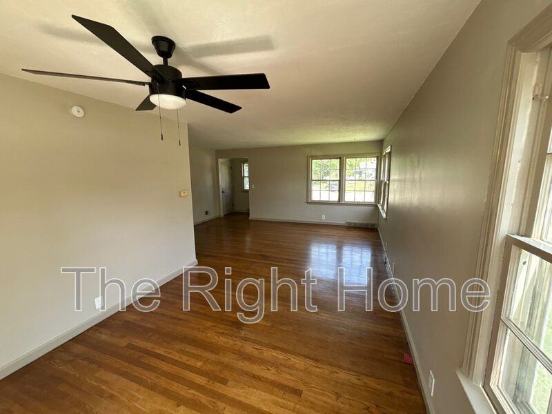 2886 Martin Ave - Photo 3 of 15
