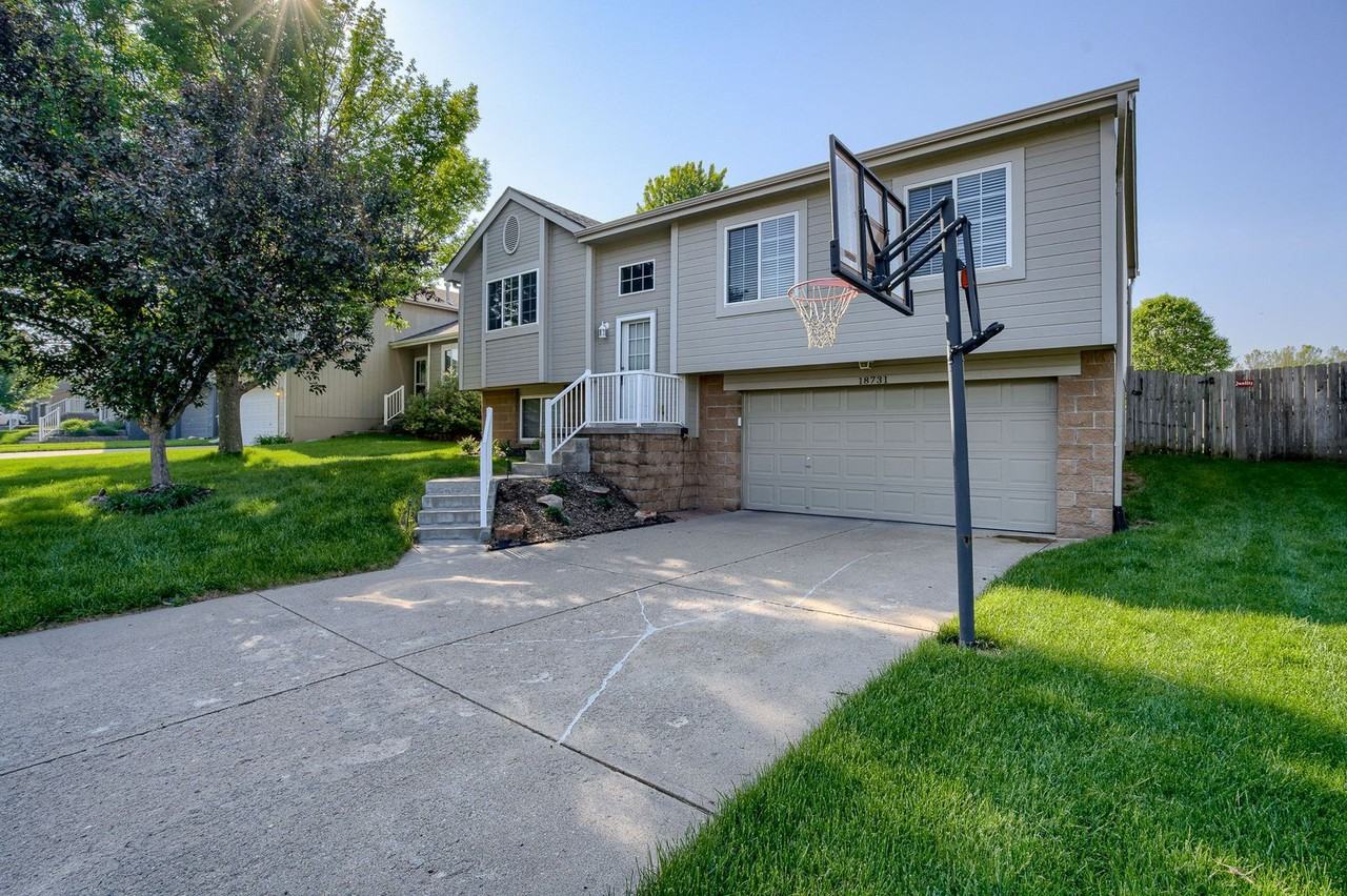 18731 Allan St - Photo 2 of 24