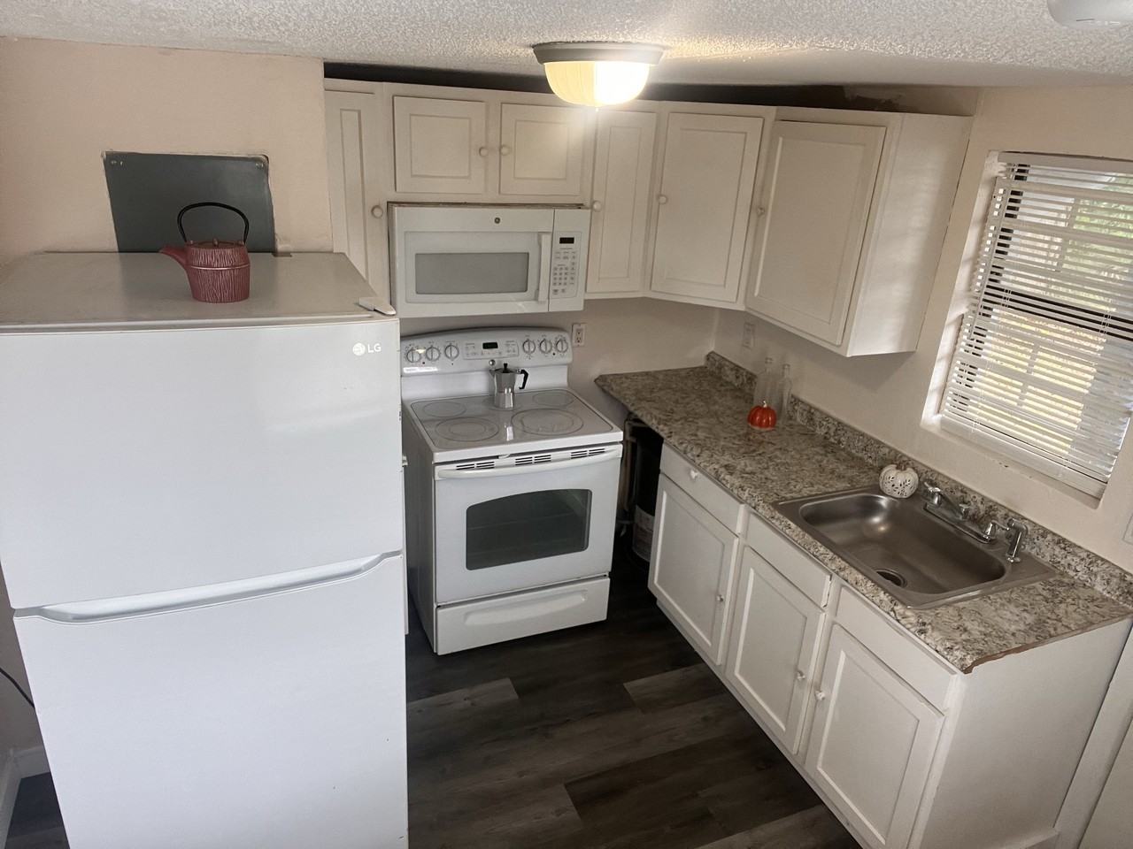1325 W 25th St #B - Photo 6 of 13