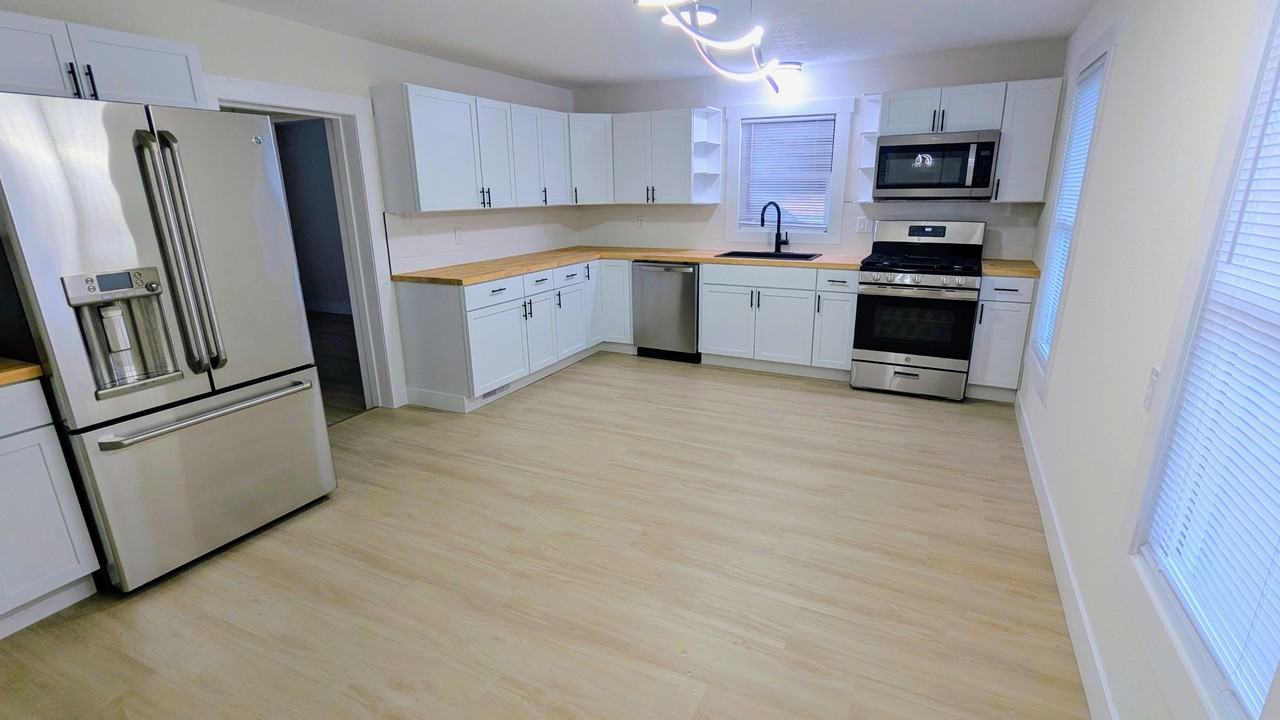1935 Francis Ave - Photo 7 of 24
