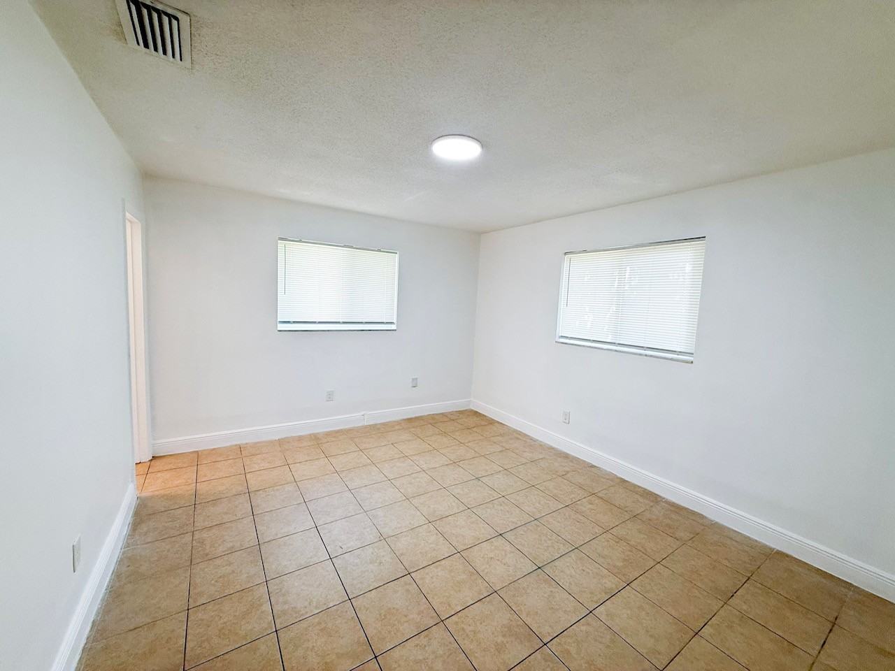 1555 Ne 148th St #1555 - Photo 7 of 9