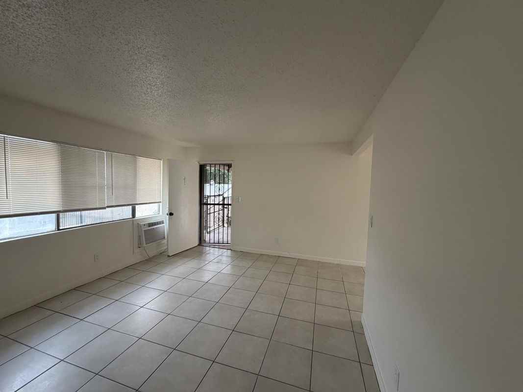 640 W 20th St - Photo 3 of 13