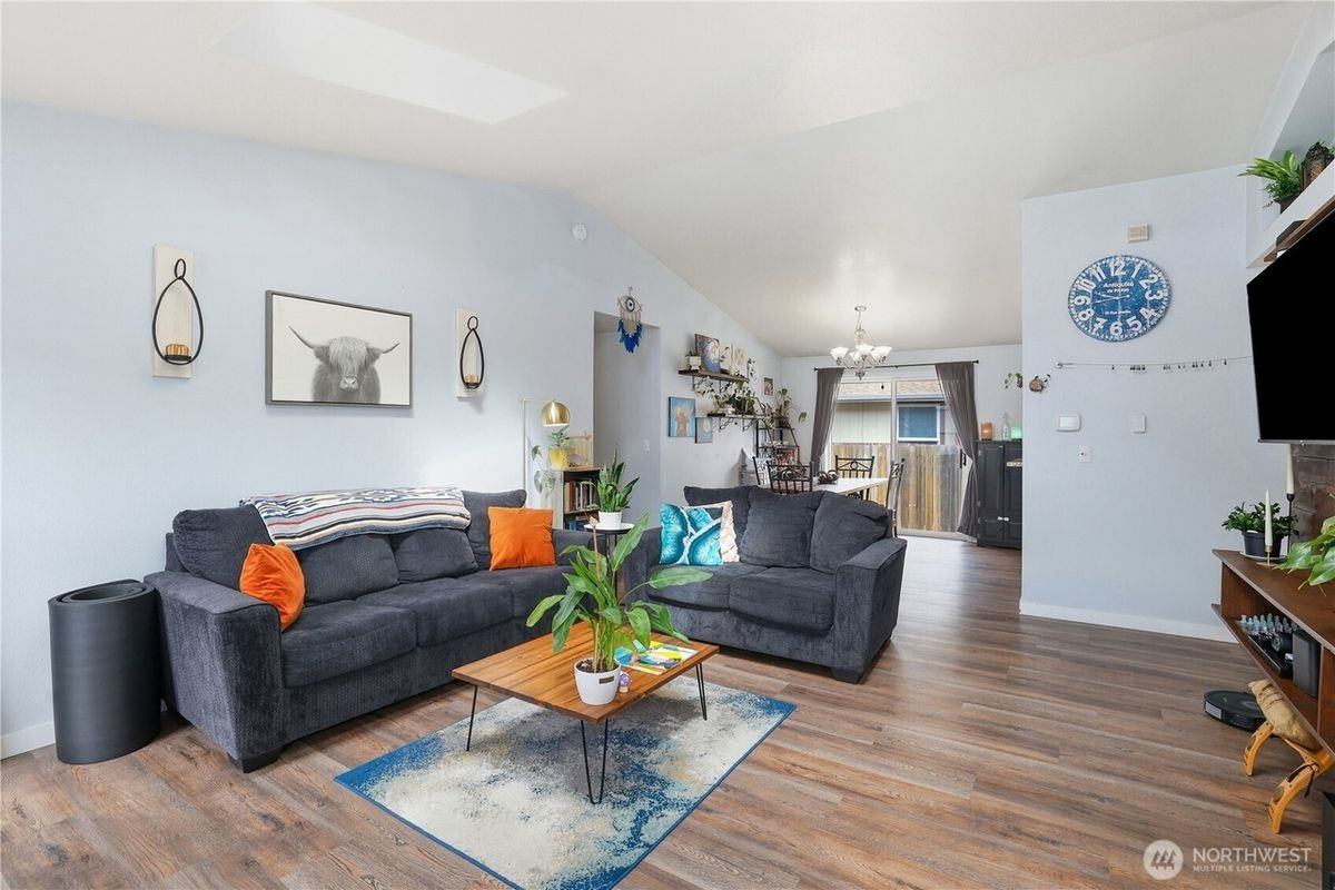 177 132nd St E - Photo 4 of 20