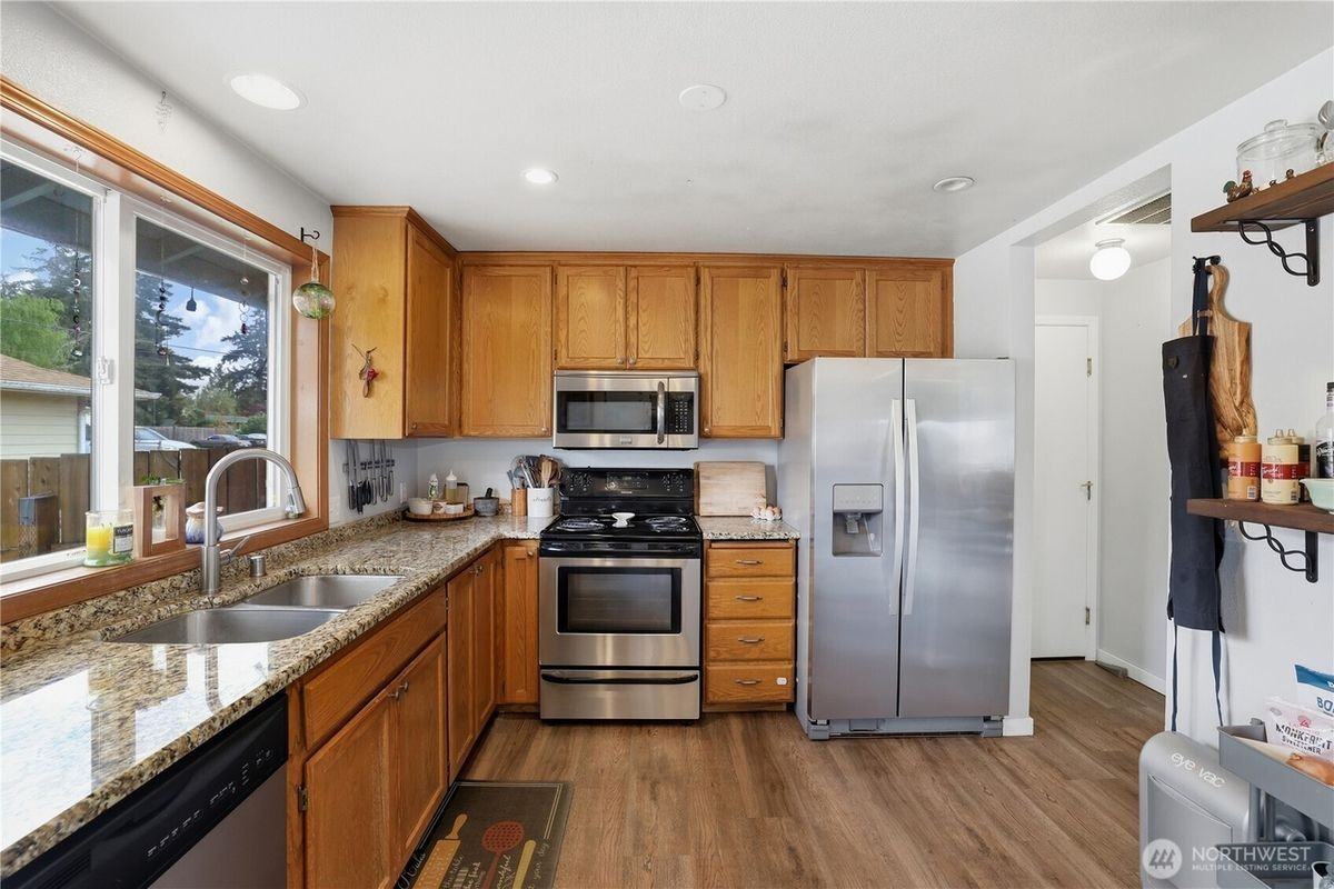 177 132nd St E - Photo 7 of 20