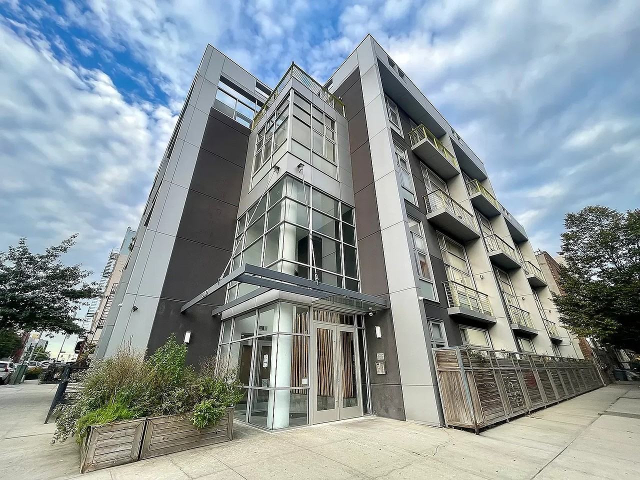 390 Lorimer St - Photo 4 of 8
