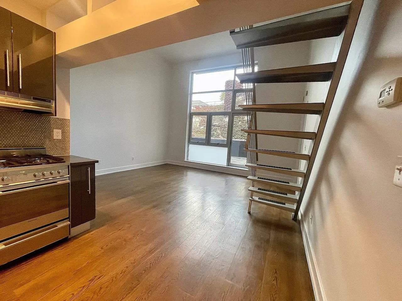 390 Lorimer St - Photo 5 of 8