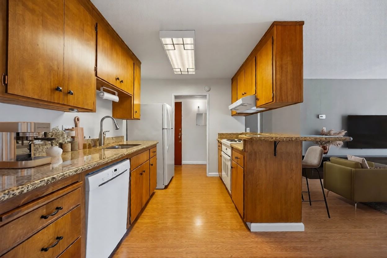 1458 Hudson St - Photo 3 of 11
