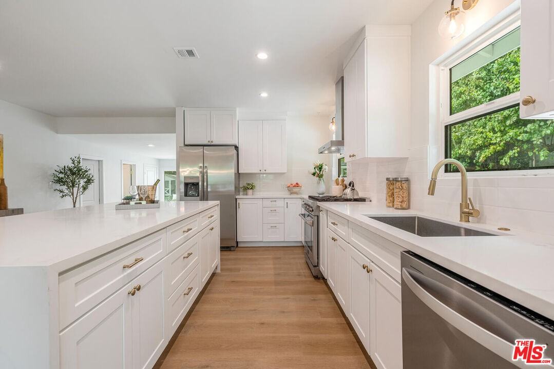 6615 Orion Ave - Photo 7 of 27