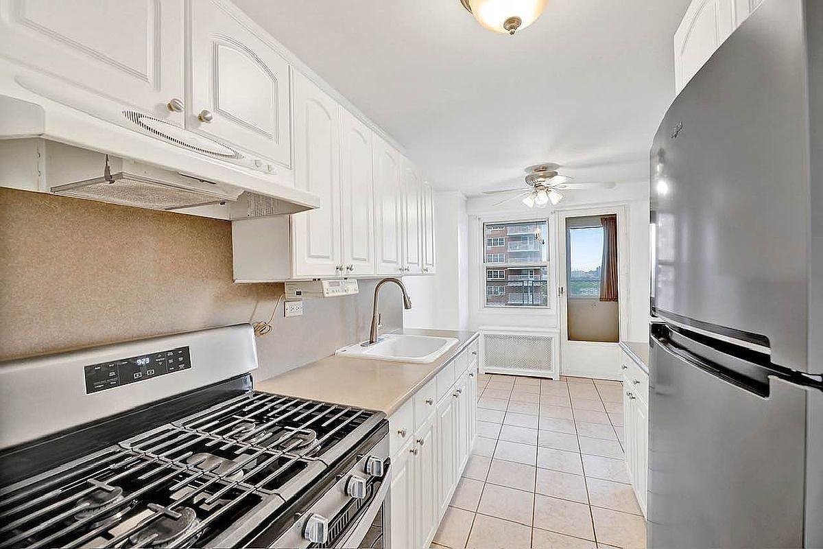 2483 W 16th St - Photo 6 of 12