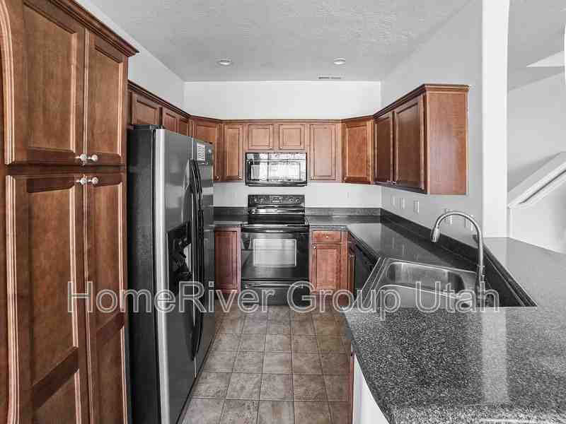 1538 W Kingsbury Ln - Photo 2 of 20