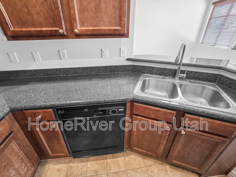1538 W Kingsbury Ln - Photo 3 of 20