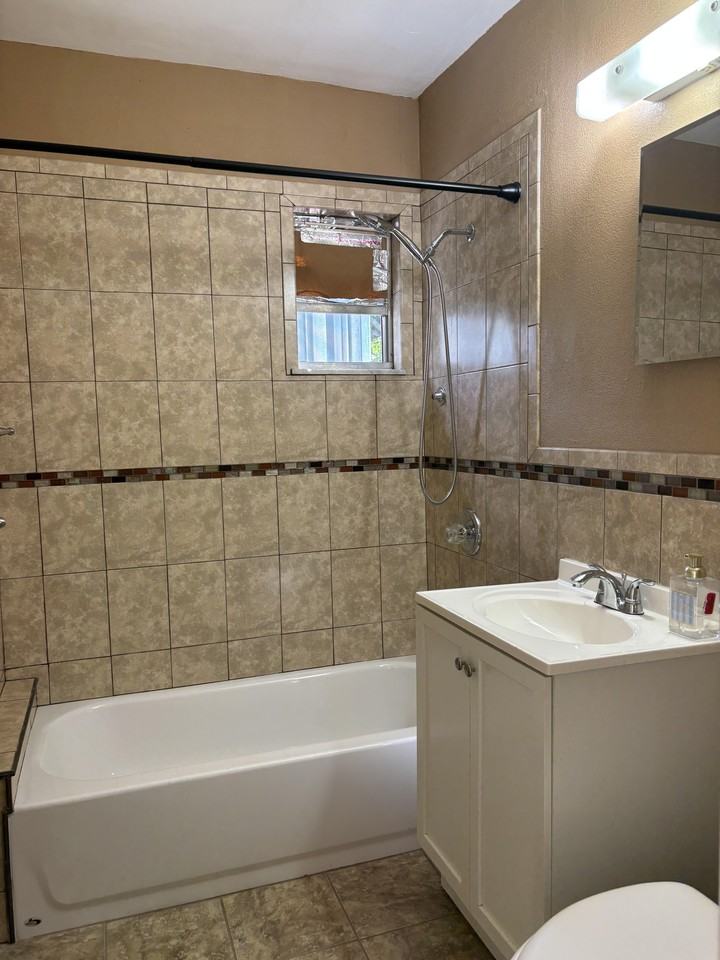 2323 Nw 13th St #NA - Photo 2 of 5