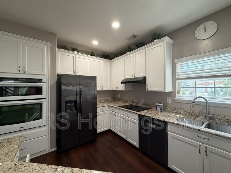 1409 Pandoria Ct - Photo 3 of 16