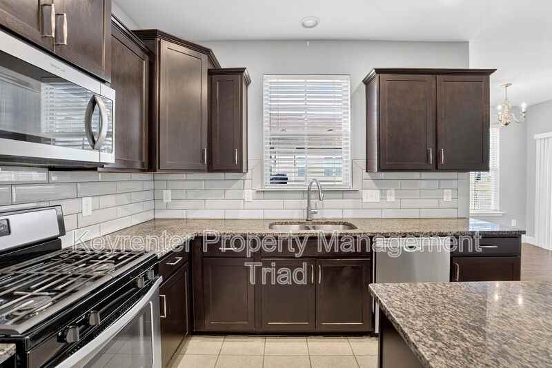 504 Eagles Way - Photo 3 of 47